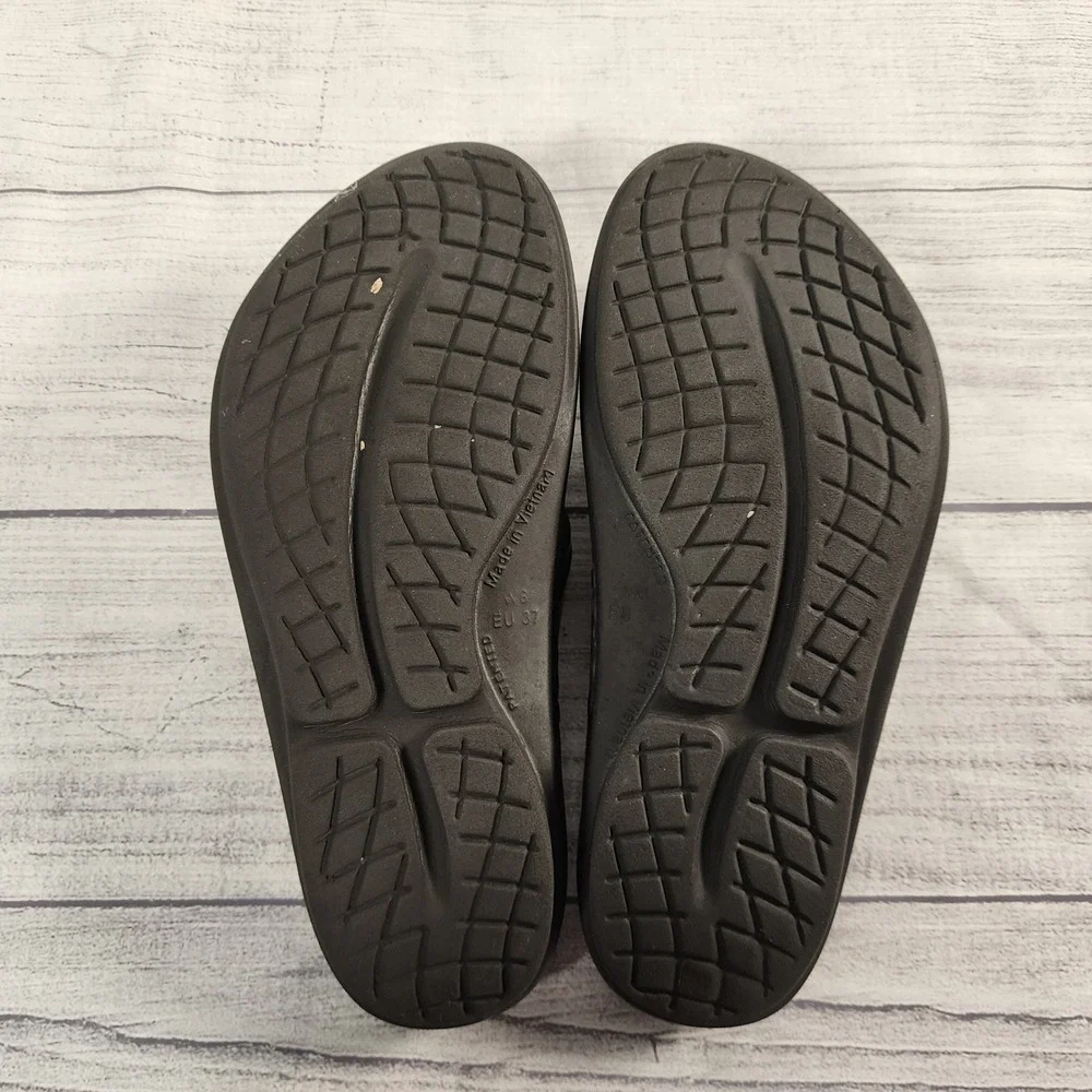 OOFOS OOriginal Recovery Sandals Womens 6 Black Thong Flip Flops